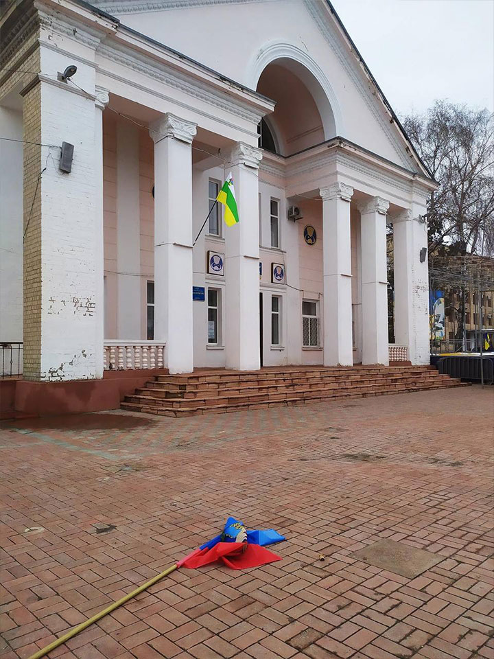 місцеві на початку окупації зірвали прапор терористів та спалили його на площі (Старобільск) (2)