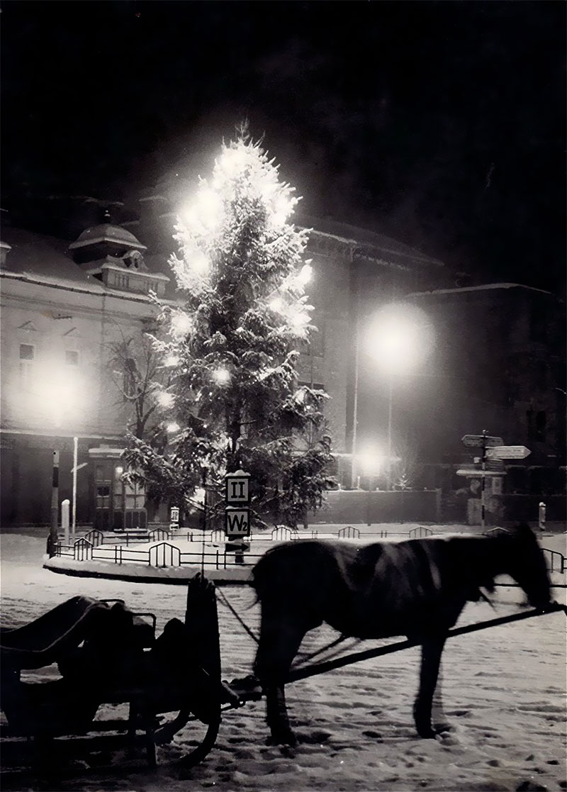 Різдвяна ялинка в Мукачеві на фоні театру. Початок 1940 х років