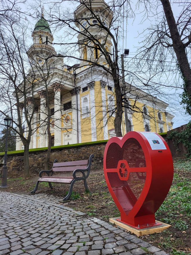 Незабаром встановлення у порушення процедури серце для збору кришечок в Ужгороді демонтують