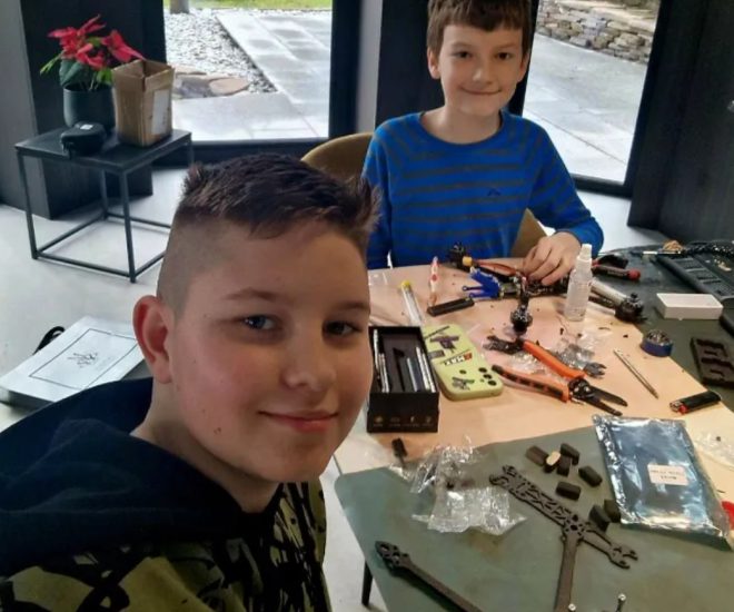 Двоє школярів в Ужгороді виготовляють дрони для ЗСУ
