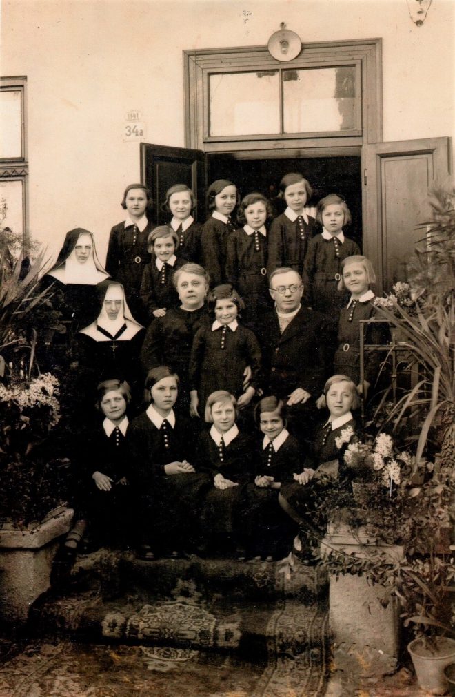 Августин Волошин з дружиною Іриною (сидять у центрі), монахинями та дітьми біля сиротинця, 1930 ті роки