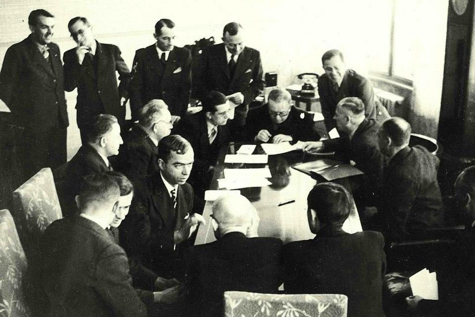 Президент Карпатської України Августин Волошин (у центрі в окулярах) з Радою міністрів, 1939 рік