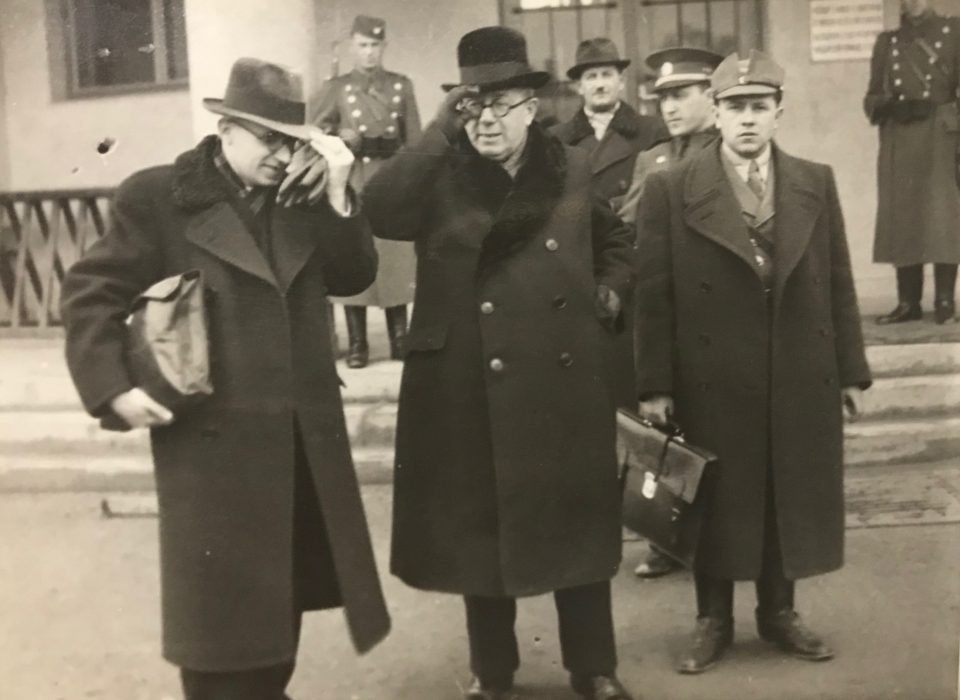 Президент Волошин виходить з Державного Будинку у Хусті, 1939 рік. Фото Каленика Лисюка, Uvan.org