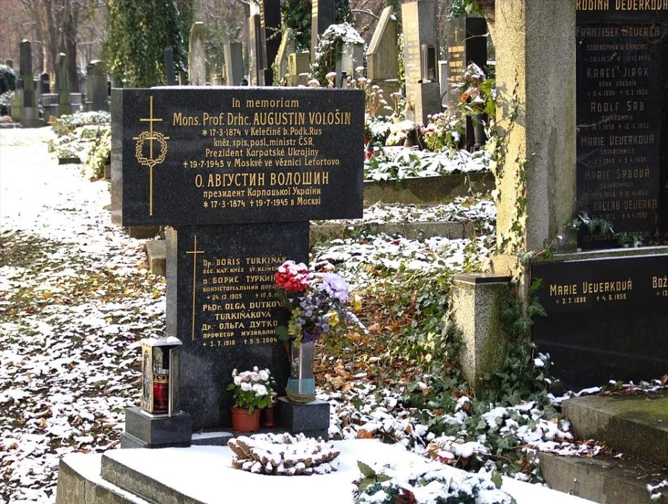 Символічна могила Августина Волошина у Празі, Вікіпедія