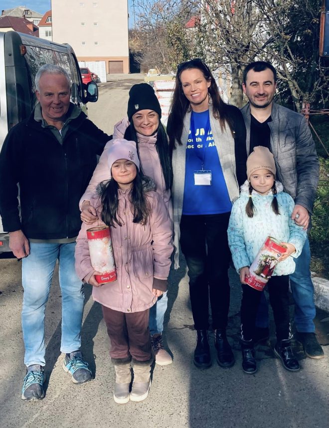 Волонтери з Сергієм Романом (справа), Вікторією Роман (по центру) та їхніми дітьми