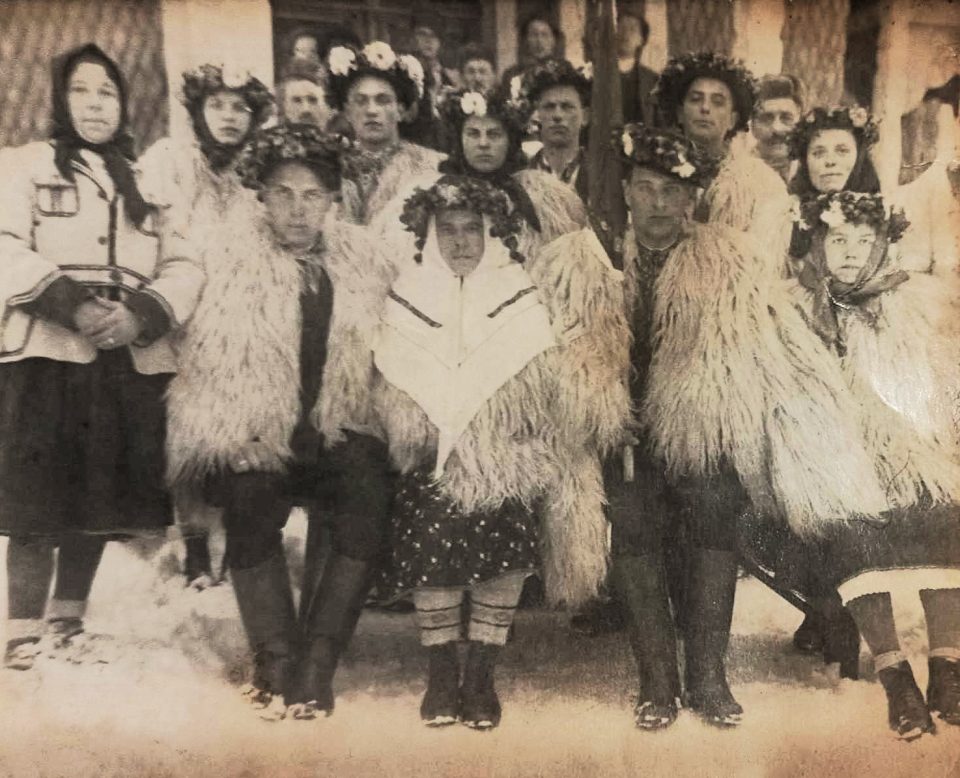 Наречені та свідки в гунях коцованях у селі Торун на Міжгірщині, 1950 ті роки. Фото із сімейного архіву Анни Дикун